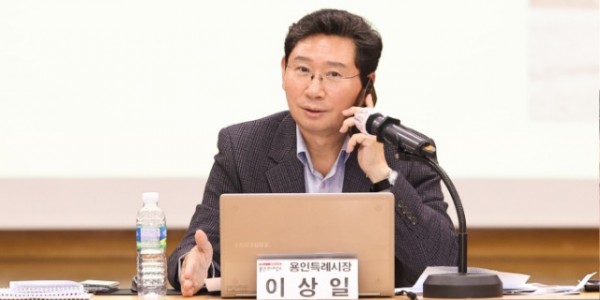 1-1. 이상일 용인특례시장이 4일 처인구청 대회의실에서 열린 공동주택 입주자 대표들과의 간담회에서 김영민 경기도의원에게 전화로 경기도 특별조정교부금 배정 여부를 묻고 있다..jpg