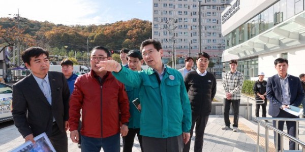 2-1. 이상일 용인특례시장이 새롭게 단장한 용인공영버스터미널을 점검하고 있다..JPG