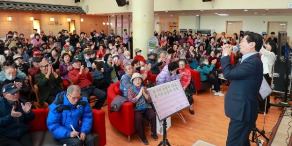 3-1. 이상일 용인특례시장이 5일 처인노인복지관에서 열린 바람골 카페 효 콘서트 무대 위에 올라 어르신들에게 특별.JPG