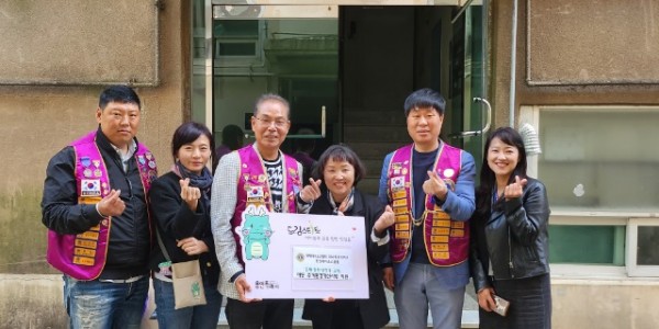 용인특례시 담당자와 용인라이온스클럽 회원들이 드림스타트 대상 가정 집수리 완료 후 기념촬영 하고있다.jpeg