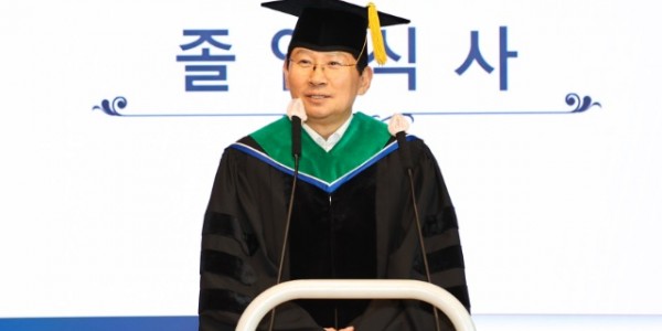 7-1. 이상일 용인특례시장이 6일 용인그린대학 졸업식에서 인사말을 하고 있다.jpg