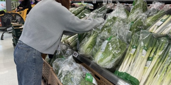 3. 시 관계자가 한 대형마트에서 김장철 원산지표시점검을 하고 있는 모습.jpg