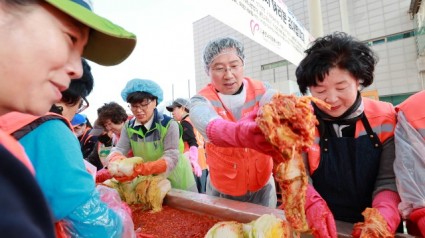 6-1. 이상일 용인특례시장이 13일 시청 광장에서 열린 김장대첩 행사에서 봉사자들과 김장 김치를 버무리고 있다.JPG