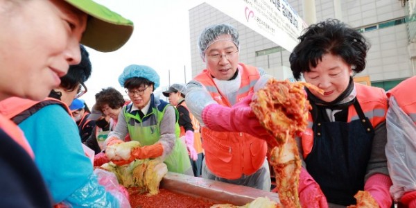 6-1. 이상일 용인특례시장이 13일 시청 광장에서 열린 김장대첩 행사에서 봉사자들과 김장 김치를 버무리고 있다.JPG
