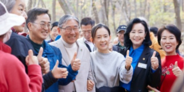 241114 정윤경 부의장, 경기 흙향기 맨발길 조성 선포식에서 경기도민의 건강과 행복을 위한 정책 지속 추진 (1).jpg