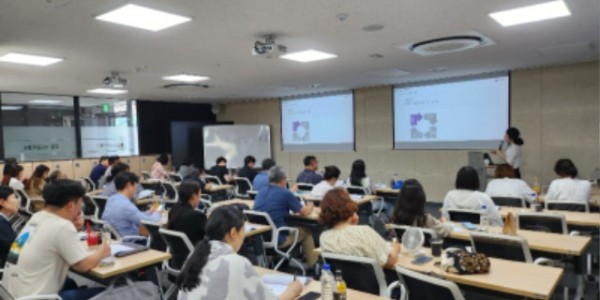 (사진자료) 교육생들이 수출입 통관 개요에 대한 설명을 듣고 있다.jpg