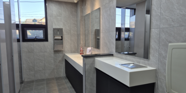 1-1. 용인특례시가 주민 편의를 위해 이번에 개선한 이동읍 행정복지센터 화장실.png