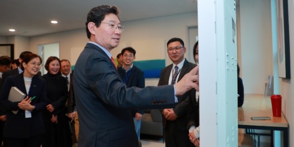 5-1. 이상일 용인특례시장이 14일 기흥구 영덕동에 개소한 소공인 스타트업 허브를 방문해 시설을 살펴보고 있다..jpg