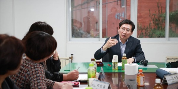 6-1. 이상일 용인특례시장이 14일 처인구 삼가동 늘푸른오스카빌 입주자들과 만나 더 나은 생활공간을 위한 의견을 교환하고 있다..jpg