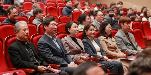6-1. 이상일 용인특례시장은 14일 저녁 처인구 김량장동 용인문예회관 처인홀에서 김대건 신부 시성 40주년을 기념해 상연한 창작 뮤지컬 ‘김대건’을 관람했다..JPG