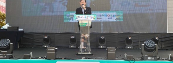 2-1. 이상일 용인특례시장은 16일 연말 경기 살리기 통큰 세일 개막식에 참석해 축사 했다.jpg