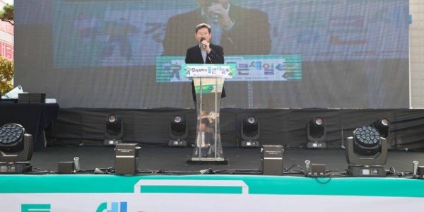 2-1. 이상일 용인특례시장은 16일 연말 경기 살리기 통큰 세일 개막식에 참석해 축사 했다.jpg