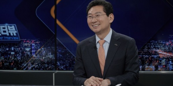 6-1. 이상일 용인특례시장이 28일 한국경제TV 박정윤의 파워인터뷰에 출연해 반도체 중심도시의 미래 비전을 밝혔다.JPG