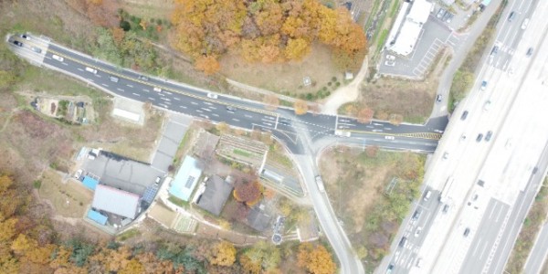 1. 여수곡터널(왼쪽)에서 유림1교차로 시청방향 차로가 2개로 확장된 모습.jpg