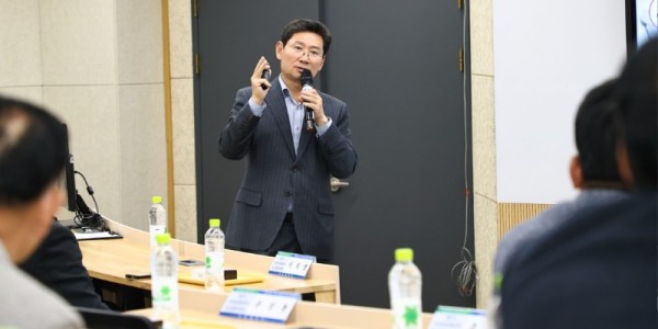 7-1. 이상일 용인특례시장이 20일 강남대 샬롬관에서 강남대 국제대학원 강남글로벌리더 최고경영자과정 원생을 대상으로 특강을 진행했다..jpg