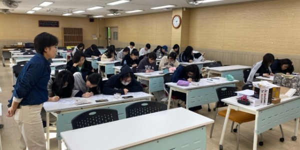 7-1. 영덕1동이 주민자치센터 프로그램을 활용해 고3 수험생을 대상으로 수능 후 취미활동을 지원한다..jpg