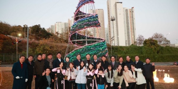 9-1. 23일 이상일 용인특례시장이 기흥구 영덕동 산1-1번지 일원에서 열린 크리스마스트리 점등식에 참석해 이웃사랑에 대한 중요성과 따스한 생활공동체 만들기 위한 의지를 밝혔다..jpg