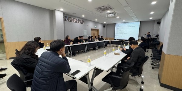 1-1. 용인특례시는 25일 기흥구 영덕1동 행정복지센터 대회의실에서 흥덕지구 음식물쓰레기 수거 체계 전환을 안내하는 주민간담회를 열었다.jpg