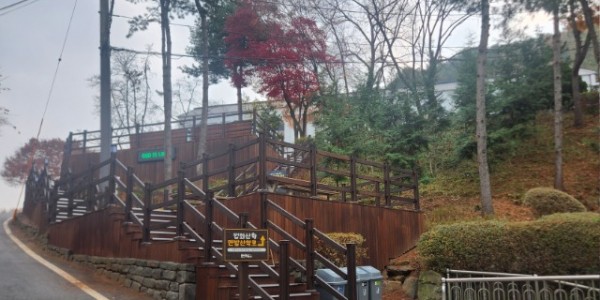 6-1. 용인특례시는 지난해 조성한 법화산 맨발길에 편의시설을 설치하는 등 추가 정비를 마쳤다.jpg