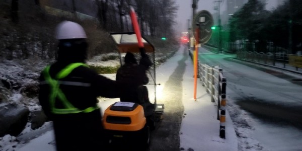 9-2. 시 관계자가 인도용 제설기로 보행로에 쌓인 눈을 치우고 있다.jpg