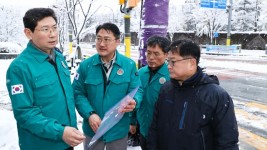 11-1. 이상일 용인특례시장은 27일 오후 기흥구 중동 중일초등학교 주변 도로 제설 현장을 찾아 제설 상황을 점검했다..jpg