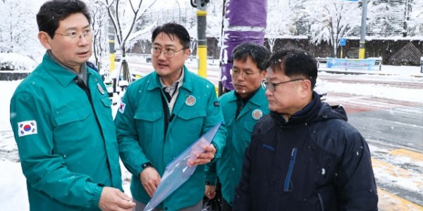 11-1. 이상일 용인특례시장은 27일 오후 기흥구 중동 중일초등학교 주변 도로 제설 현장을 찾아 제설 상황을 점검했다..jpg