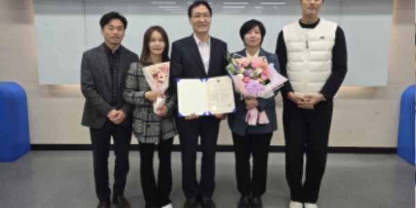 3. 용인특례시는 지난 26일 ‘2024년도 전통시장 및 상점가 활성화 유공 포상’에서 우수 기관으로 선정돼 중소벤처기업부 장관 표창을 받았다..jpg