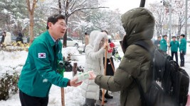 9-1. 이상일 용인특례시장이 28일 오전 용인경전철 동백역부터 동백2동주민센터 주변까지 제설작업을 펼쳤다. 제설작업 중인 이 시장을 본 한 대학생이 이상일 시장에게 요구르트를 전달하며 고마움을 표했다..JPG