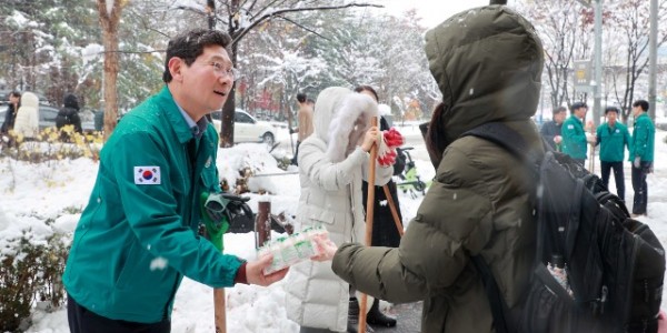 9-1. 이상일 용인특례시장이 28일 오전 용인경전철 동백역부터 동백2동주민센터 주변까지 제설작업을 펼쳤다. 제설작업 중인 이 시장을 본 한 대학생이 이상일 시장에게 요구르트를 전달하며 고마움을 표했다..JPG