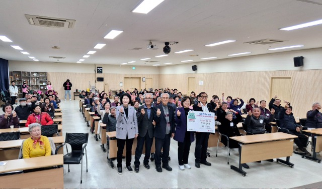 5-1. 제2기 양지노인대학이 종업식을 맞아 성금 110만원을 기탁했다..jpg