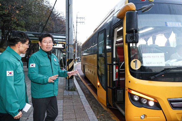 6-1. 이상일 용인특례시장이 전국철도노동조합 총파업이 시작된 5일 아침 기흥역에서 출근길 대중교통 상황과 시가 비상수송대책으로 마련한 전세버스 원활한 운행 여부를 점검했다.).jpg