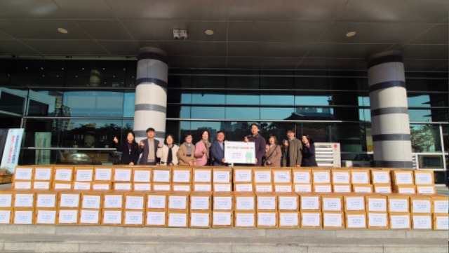 (기흥구) 한국공인중개사협회 기흥구지회가 라면 223박스를 기탁했다..jpg