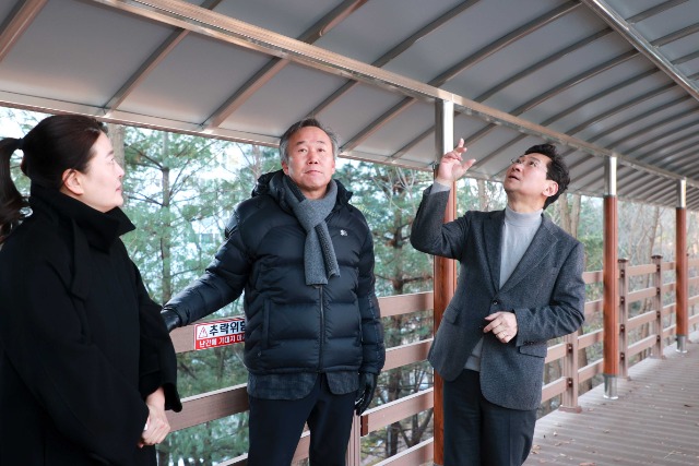 3-1. 이상일 용인특례시장이 성복초등학교와 성복중학교 학생들이 통학로로 이용하는 현장을 둘러보고 있다..JPG