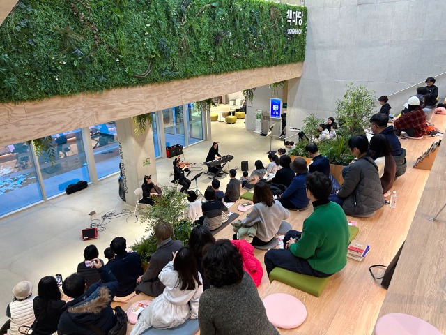 4. 20일 용인특례시 동천도서관에서 책숲에서 즐기는 크리스마스 음악회가 개최됐다.jpg