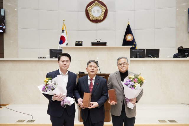 20241220 용인특례시의회 김길수·박병민 의원, 경기도시·군의회의장 남부권협의회 의정활동 우수의원 표창 수상.jpg