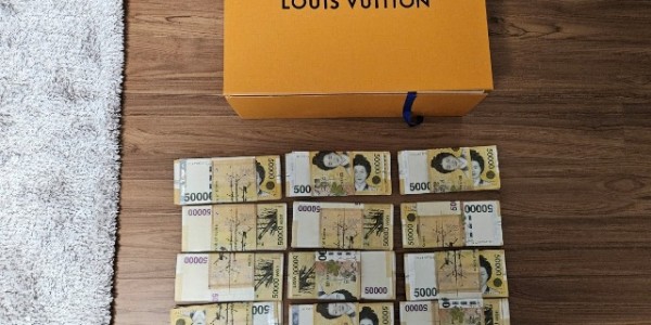 1. 용인특례시는 현장 징수 활동을 통해 한 고액 상습체납자의 가택에서 현금 다발을 발견해 징수했다.jpg