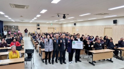 5-1. 제2기 양지노인대학이 종업식을 맞아 성금 110만원을 기탁했다..jpg