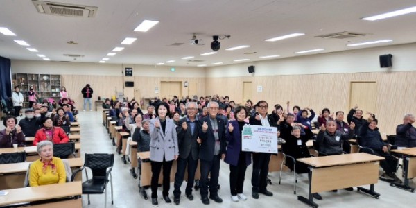 5-1. 제2기 양지노인대학이 종업식을 맞아 성금 110만원을 기탁했다..jpg