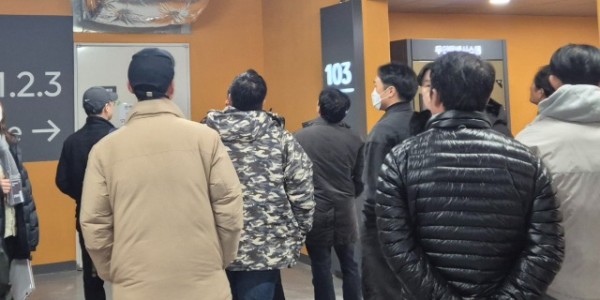 시 관계자와 입주예정자, 현장 관계자가 용인 경남아너스빌 디센터 사전점검을 하고 있다.jpeg