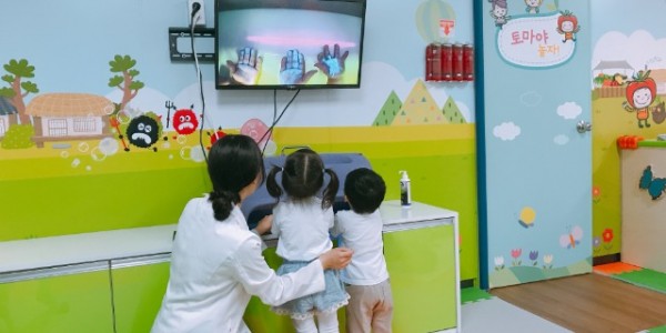 2. 용인시 어린이 사회복지 급식관리지원센터 내 체험관에서 손씻기 교육을 받고 있는 어린이들 모습..jpg