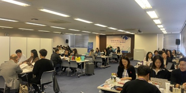 (사진1) 참가기업들이 바이어들과 미팅을 하고 있다 (1).jpg