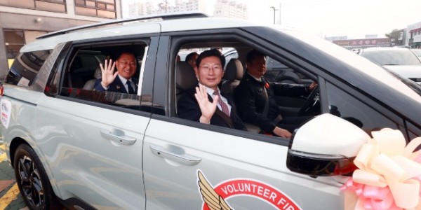 6-4. 이상일 용인특례시장은 2일 용인서부소방서 의용소방대연합회 현장 출동차량 전달식에 참석해 시승했다.jpg