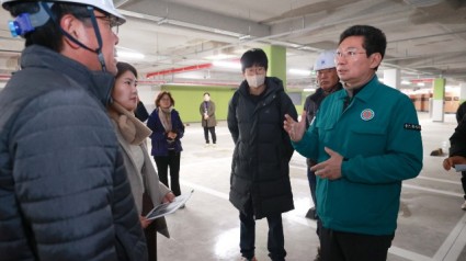 7-1. 이상일 용인특례시장이 3일 양지면 경남아너스빌 디센트 건설현장을 찾아 현장소장에게 철저한 하자 보수를 당부했다..JPG