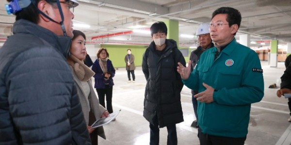 7-1. 이상일 용인특례시장이 3일 양지면 경남아너스빌 디센트 건설현장을 찾아 현장소장에게 철저한 하자 보수를 당부했다..JPG