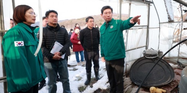 1 이상일 용인특례시장이 3일 폭설피해 농가를 방문해 피해 상황을 살피고 농장주를 위로하고 있다.jpg