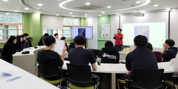 3. 용인특례시 찾아가는 휴먼북 멘토링 모습.jpg