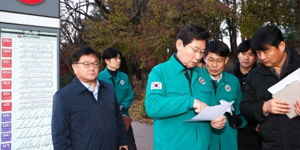 5-1. 이상일 용인특례시장이 5일 아침 기흥역 버스정류장에서 이날 운행을 시작한 증편 광역버스를 점검하고 있다..jpg