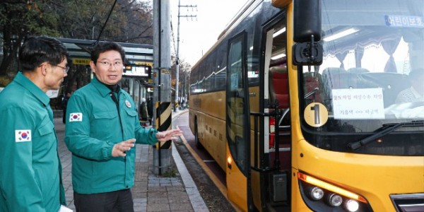 6-1. 이상일 용인특례시장이 전국철도노동조합 총파업이 시작된 5일 아침 기흥역에서 출근길 대중교통 상황과 시가 비상수송대책으로 마련한 전세버스 원활한 운행 여부를 점검했다.).jpg