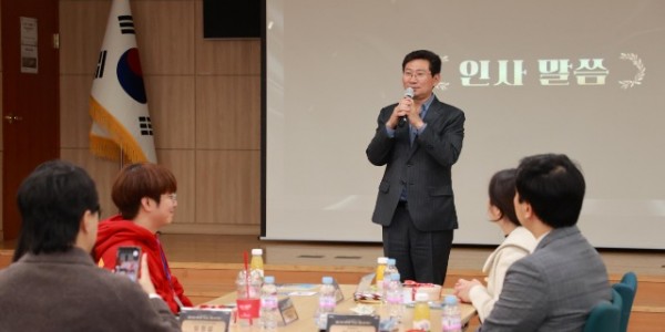 7-1. 이상일 용인특례시장이 4일 제4기 청년정책네트워크 성과공유회에 참석해 인사말하고 있다.JPG