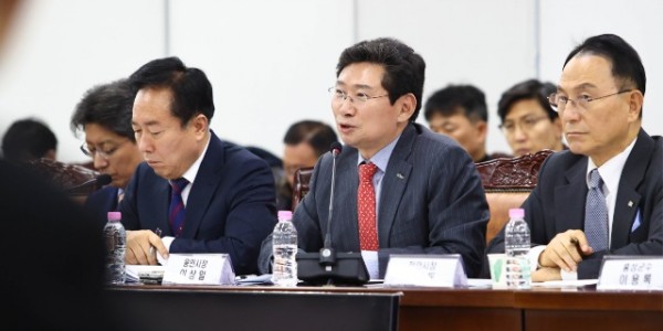 5-1. 이상일 용인특례시장이 12일 국토교통부 세종청사 대회의실에서 진현환 국토교통부 1차관 주재로 열린 제7차 국가산단 범정부 추진지원단 회의에서 용인 첨단시스템반도체 국가산업단지 성공을 위한 의견을 제안하고.jpg